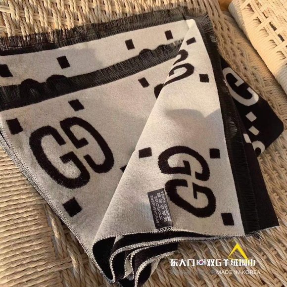 ๐โจAUTHENTICโจ๐Gucci scarf - Picture 1 of 7
